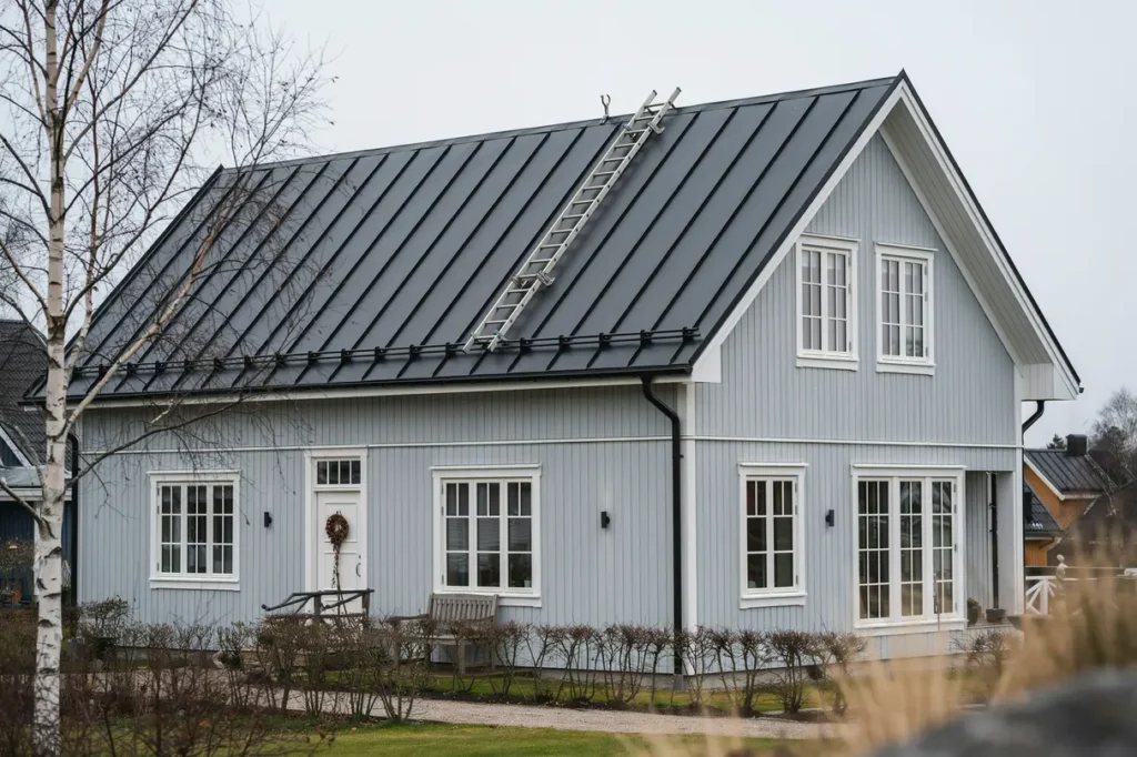 montering av takstege och sn rasskydd p villa i ribby